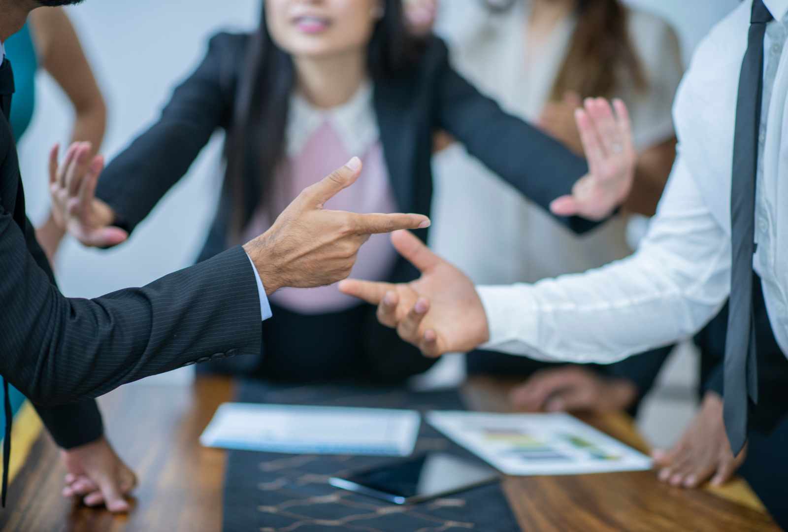 mediadora interviniendo en un conflicto