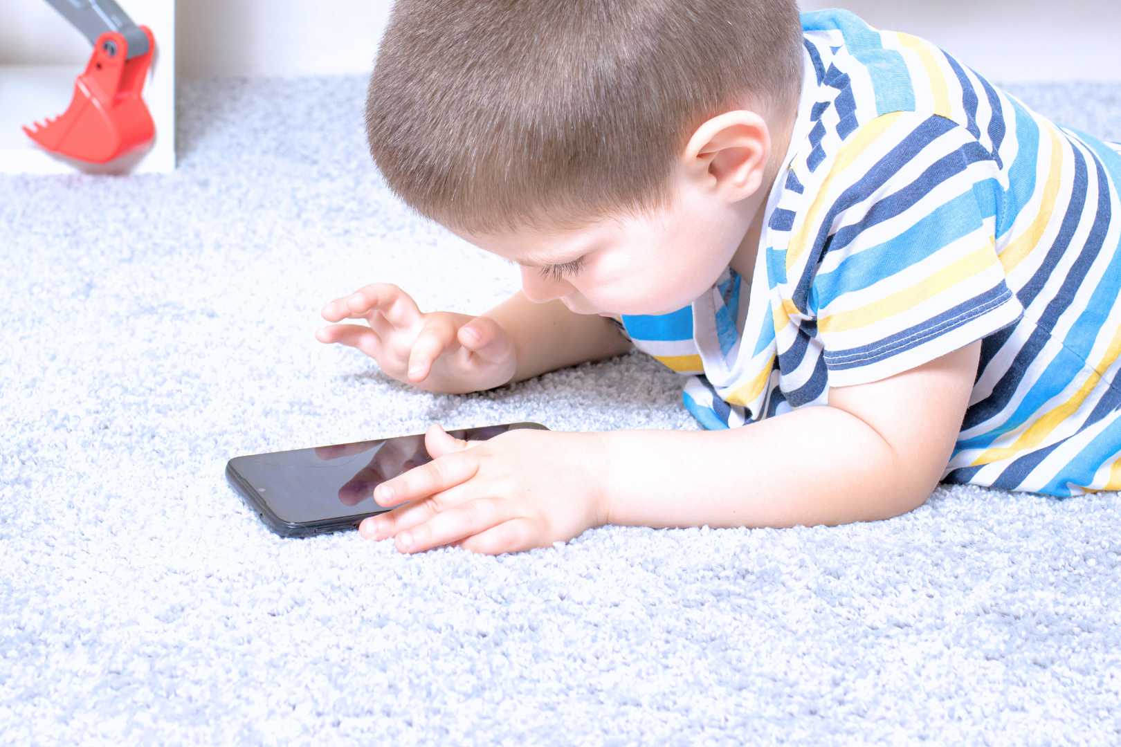 niño pequeño usando un smartphone