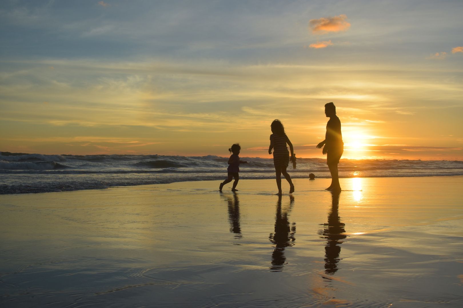 familia con hijo pequeño practicando el apego positivo