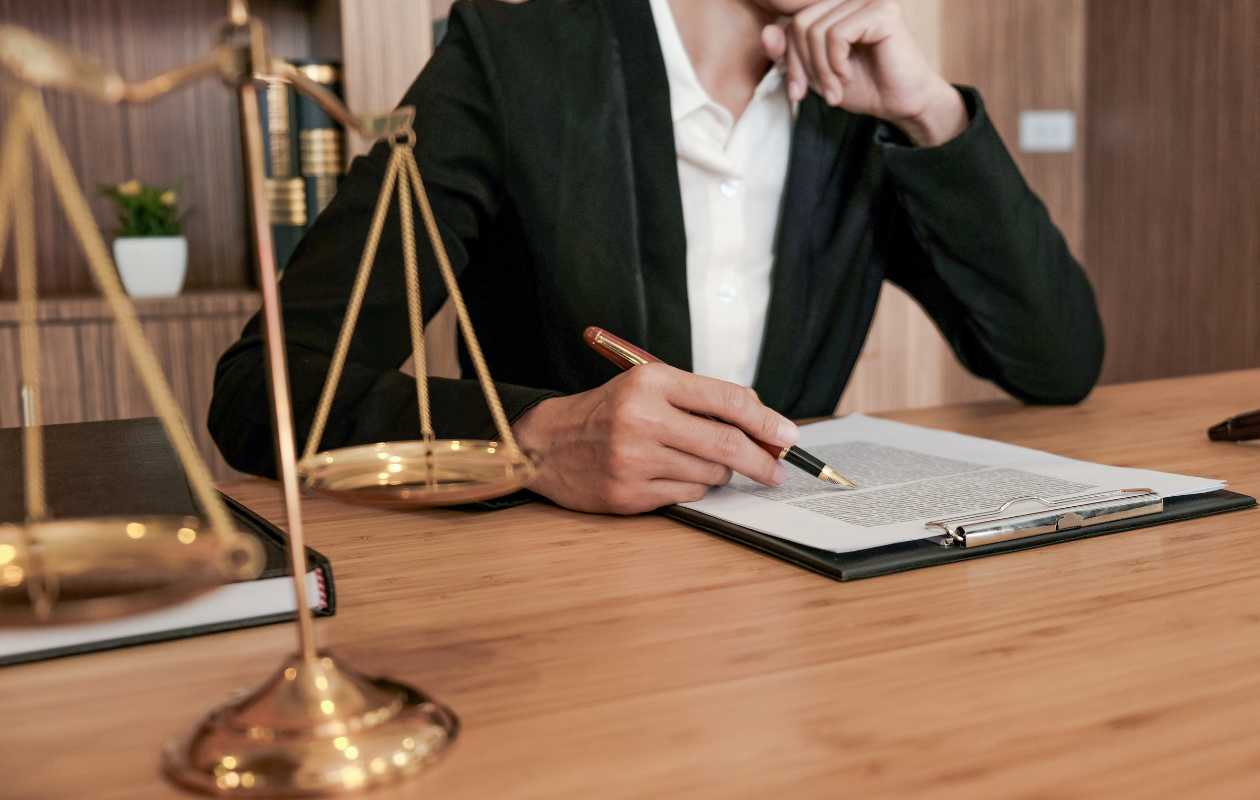 mediador estudiando la nueva anotación preventiva en el proceso de mediación