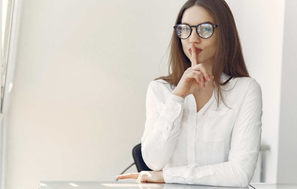 mediadora usando la técnica del silencio en el proceso de mediación