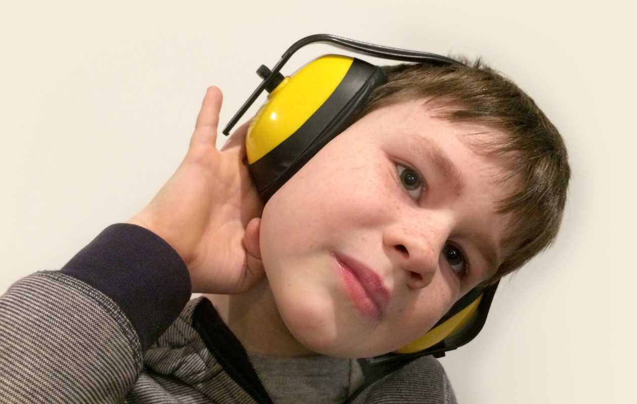 niño con divergencia cognitiva siendo tratado en una sesión