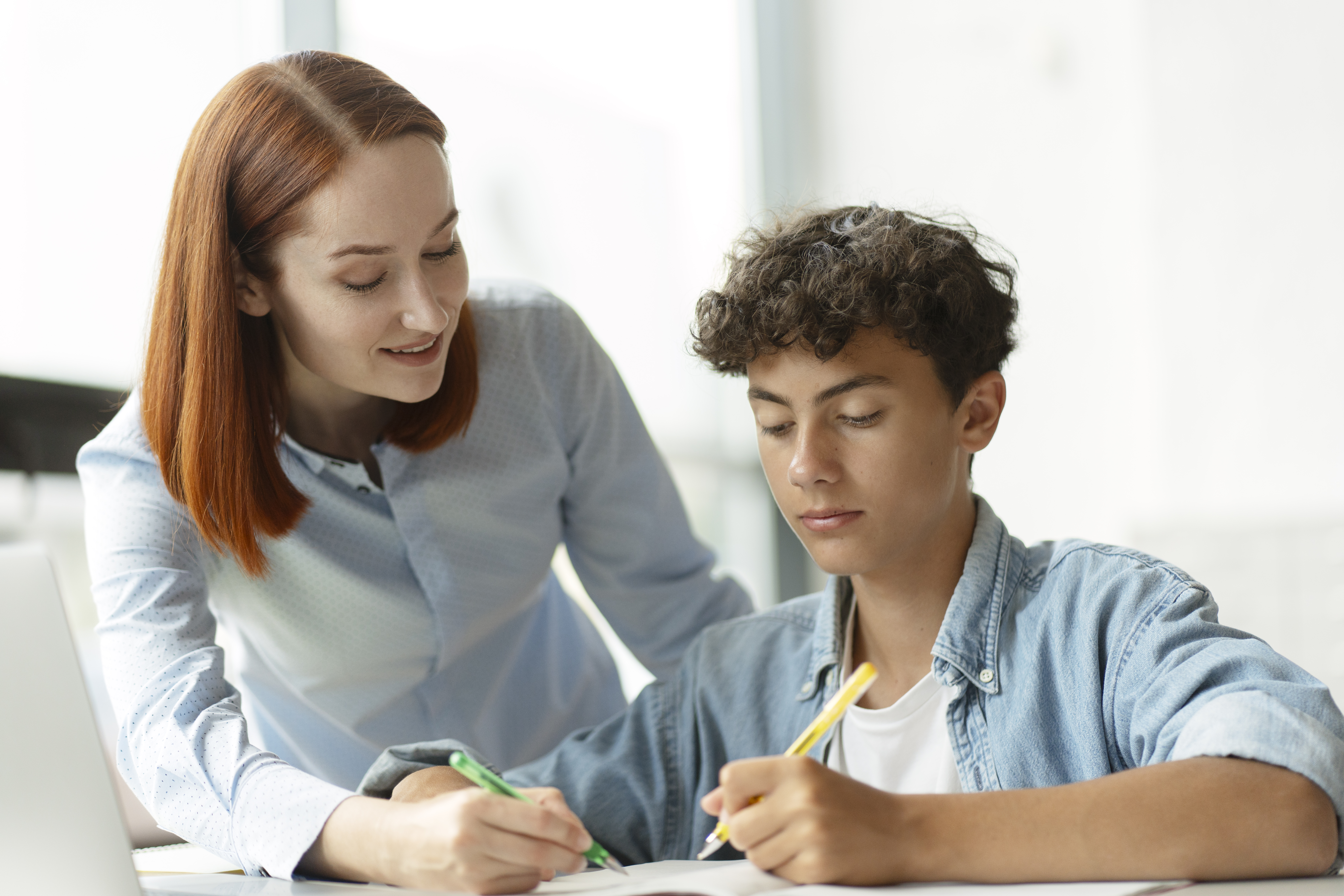 Autolesions i conductes suïcides en adolescents: senyals, detecció i resposta des de la mediació 1 Profesional escucha y acompaña a una adolescente, planificando un apoyo seguro.”