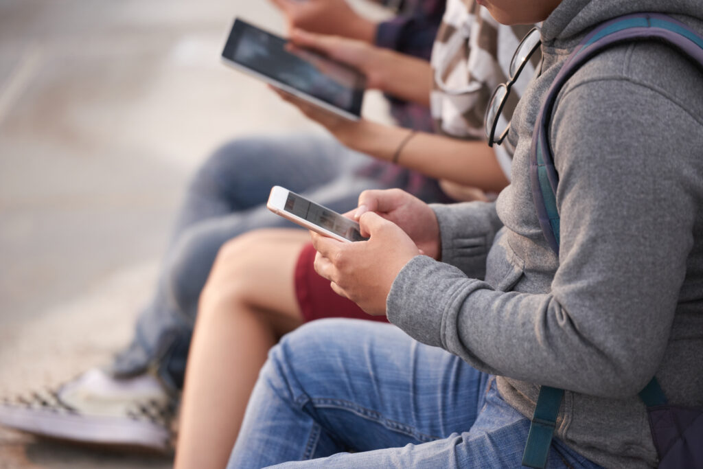 ADICCIÓN A LAS REDES SOCIALES EN ADOLESCENTES: ENTRE LA CONEXIÓN Y LA DEPENDENCIA 1 adicción a las redes